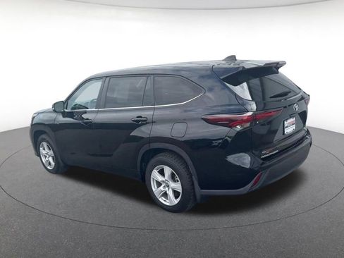 Used 2024 Toyota Highlander LE AWD/4WD image 11