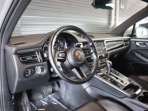 Certified 2023 Porsche Macan AWD/4WD image 4