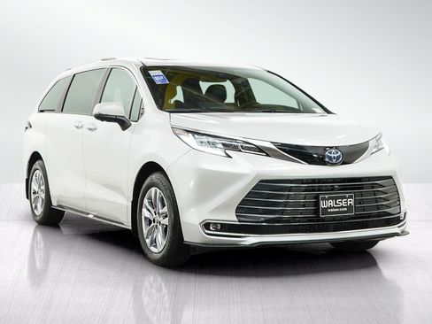 Used 2025 Toyota Sienna Limited AWD/4WD image 7