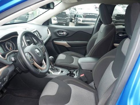 Used 2017 Jeep Cherokee Sport FWD image 2