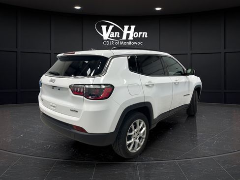 Used 2024 Jeep Compass Latitude w/ Sun and Sound Group AWD/4WD image 7
