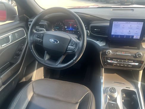 Used 2020 Ford Explorer XLT w/ Equipment Group 202A AWD/4WD image 16
