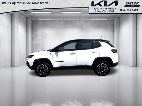 Used 2025 Jeep Compass Trailhawk AWD/4WD image 3