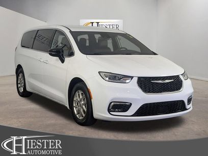 Used 2025 Chrysler Pacifica Select