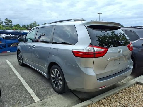 Used 2018 Toyota Sienna XLE w/ XLE Navigation Package AWD/4WD image 3