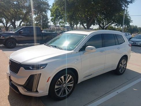 Used 2020 Cadillac XT6 Premium Luxury FWD image 2