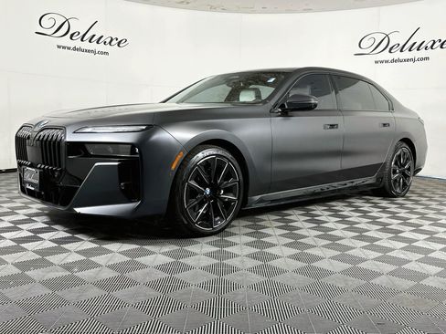Used 2023 BMW i7 xDrive60 w/ Executive Package 2 AWD/4WD image 3