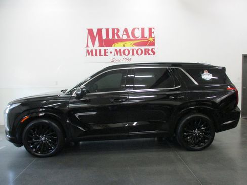 Used 2024 Hyundai Palisade Calligraphy image 2