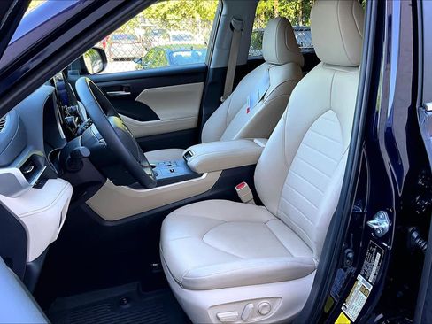 Certified 2025 Toyota Highlander XLE FWD image 8
