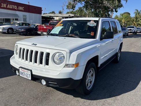 Used 2017 Jeep Patriot Sport w/ Power Value Group FWD image 3