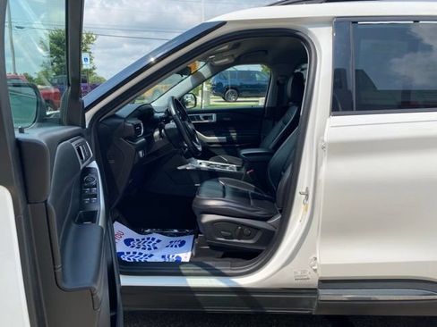 Used 2021 Ford Explorer XLT w/ Equipment Group 202A AWD/4WD image 11