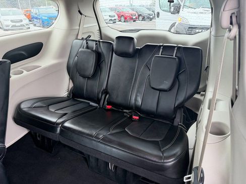 Certified 2024 Chrysler Pacifica Select image 11