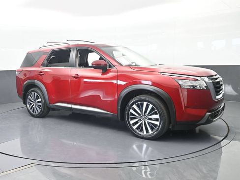 Used 2022 Nissan Pathfinder Platinum w/ Cargo Package FWD image 8