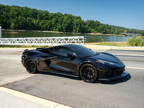 Used 2023 Chevrolet Corvette Z06 RWD image 2