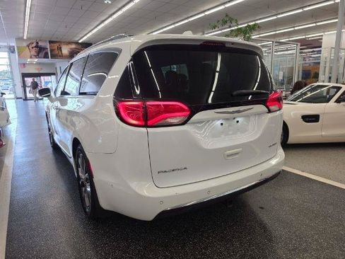 Used 2018 Chrysler Pacifica Limited w/ Tire & Wheel Group FWD image 7