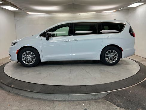 New 2026 Chrysler Pacifica Limited w/ Trailer Tow Group FWD image 2