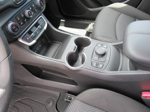 Used 2024 GMC Terrain SLE w/ Driver Convenience Package FWD image 19