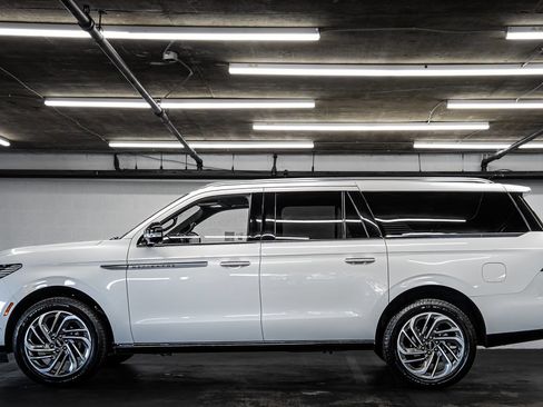 Used 2025 Lincoln Navigator Reserve AWD/4WD image 2