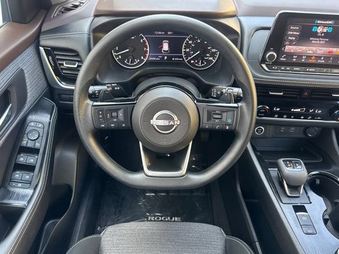 Used 2022 Nissan Rogue SV AWD/4WD image 17