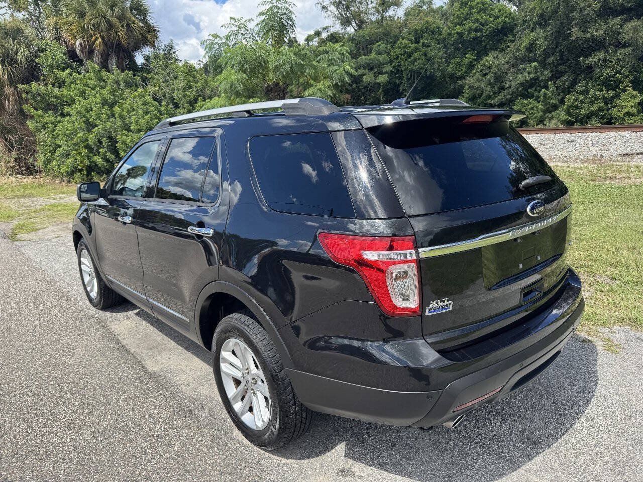 Used 2014 Ford Explorer XLT w/ Equipment Group 202A AWD/4WD image 3