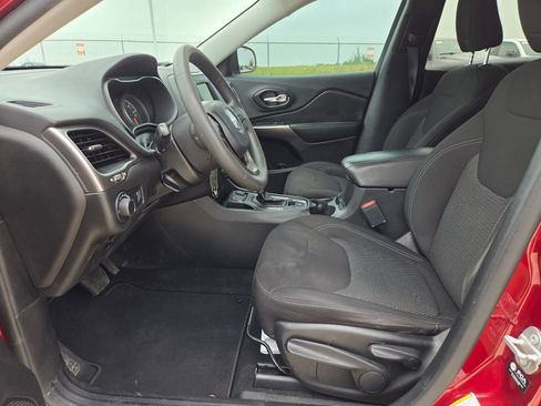 Used 2021 Jeep Cherokee Latitude FWD image 9