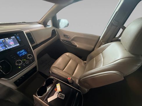 Used 2016 Toyota Sienna XLE AWD/4WD image 21
