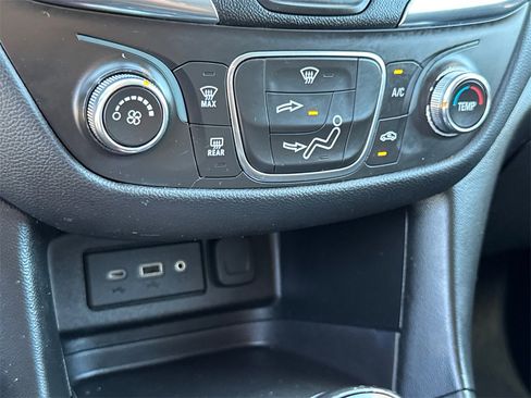 Used 2021 Chevrolet Equinox LT image 31