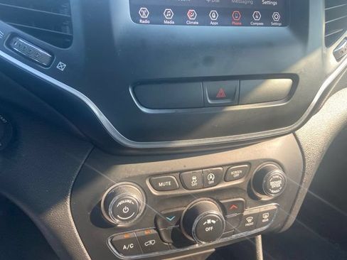 Used 2019 Jeep Cherokee Latitude w/ Popular Appearance Group FWD image 12