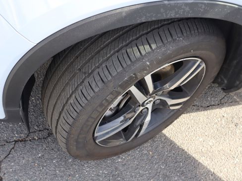 Used 2025 Volvo XC40 B5 Core image 40