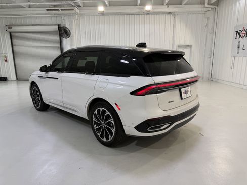 Used 2024 Lincoln Nautilus Reserve image 3