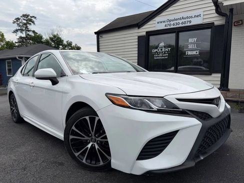 Used 2020 Toyota Camry SE FWD image 1