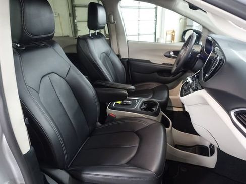 Used 2024 Chrysler Pacifica Touring-L FWD image 26