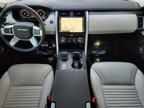 Certified 2025 Land Rover Discovery Dynamic SE image 28