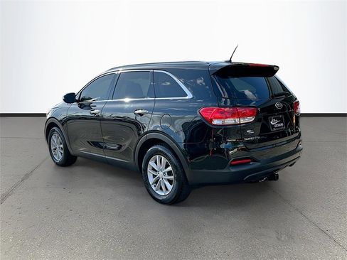 Used 2017 Kia Sorento LX image 5