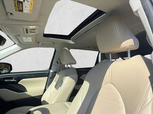 Used 2023 Toyota Highlander XLE image 10