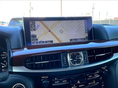 Used 2020 Lexus LX 570 4WD w/ Luxury Package image 33