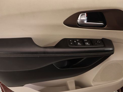 Used 2023 Chrysler Voyager LX image 16