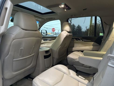 Used 2019 Cadillac Escalade Luxury image 17