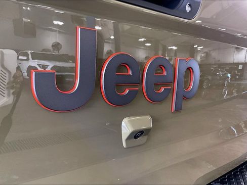 Used 2025 Jeep Gladiator Mojave w/ Safety Group AWD/4WD image 40