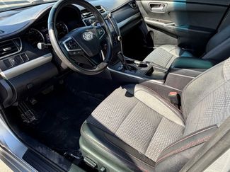 Used 2015 Toyota Camry SE w/ Moonroof Package FWD video 2