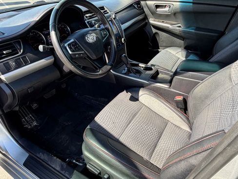 Used 2015 Toyota Camry SE w/ Moonroof Package FWD image 2