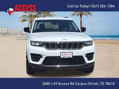Used 2023 Jeep Grand Cherokee Laredo RWD image 3