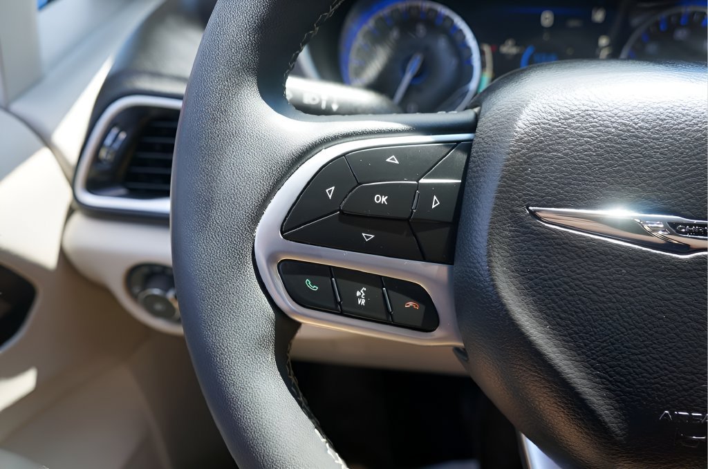 Used 2024 Chrysler Pacifica Touring-L FWD image 22