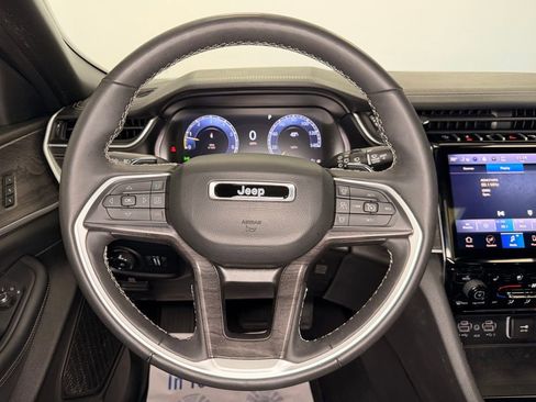 Used 2024 Jeep Grand Cherokee Limited w/ Luxury Tech Group II image 16