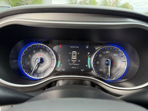 Used 2023 Chrysler Pacifica Touring-L image 16