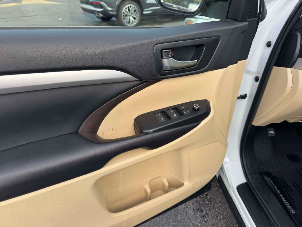 Used 2019 Toyota Highlander XLE AWD/4WD image 17