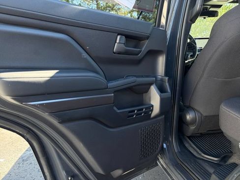 Used 2025 Toyota 4Runner SR5 AWD/4WD image 29