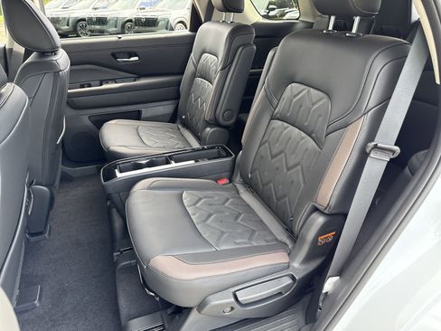 New 2026 Nissan Pathfinder Platinum FWD image 17