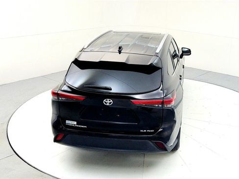 Certified 2022 Toyota Highlander XLE image 17