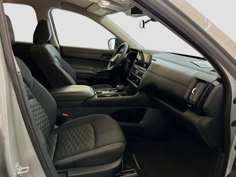 Used 2024 Nissan Pathfinder S image 32